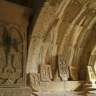 Grup de khachkaruri, cruci de piatră armene medievale, la Mănăstirea Haghpat din provincia Lori, o mărturie valoroasă a artei sacre armene.