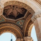 Bolțile decorate ale Catedralei Echmiadzin din Armenia, cu fresce și basoreliefuri bogate în detalii, simbol al artei sacre și al spiritualității armene.