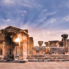 Zvartnots, lângă Echmiadzin în Armenia, este un sit arheologic UNESCO cu ruinele catedralei, palatului regal și altor clădiri religioase istorice