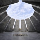 Flacăra eternă de la Tsitsernakaberd din Yerevan arde în memorialul genocidului armean din 1915, simbol al memoriei și reculegerii