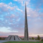 Monumentul comemorativ al Genocidului Armean de la Tsitsernakaberd, Yerevan, cu obeliscul înalt și memorialul circular, într-un peisaj panoramic spectaculos.