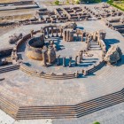 Vedere aeriană asupra ruinelor Catedralei Zvartnots din Armenia, sit UNESCO cu structură circulară și coloane din piatră, într-un peisaj istoric