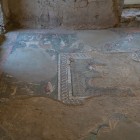 Mozaic spectaculos al băilor greco-romane antice de la Garni din Armenia, cu motive decorative rafinate ce reflectă eleganța artei clasice.