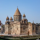 Vedere asupra Catedralei Echmiadzin din provincia Armavir, Armenia, capodoperă a arhitecturii religioase și centru spiritual al Bisericii Apostolice Armene.