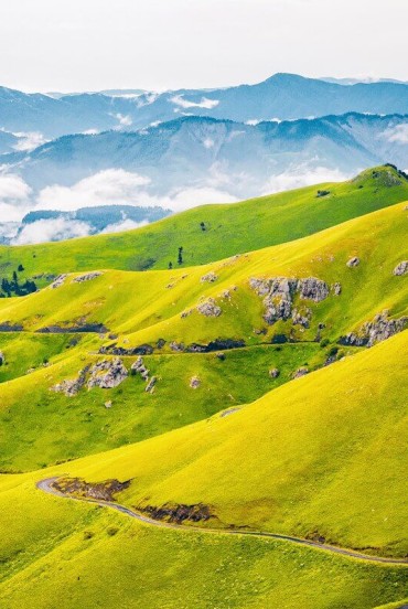 Peisaje din Samtskhe-Javakheti, Georgia: coline verzi și drumuri panoramice prin Caucaz, natură sălbatică și priveliști spectaculoase.