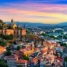 Orașul vechi din Tbilisi încântă prin casele colorate, balcoanele din lemn și băile antice de la poalele fortăreței: un mix unic de istorie, cultură și spirit caucazian.
