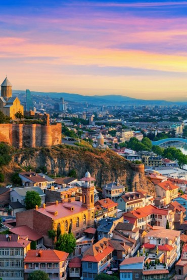 Orașul vechi din Tbilisi încântă prin casele colorate, balcoanele din lemn și băile antice de la poalele fortăreței: un mix unic de istorie, cultură și spirit caucazian.