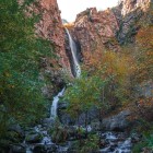 Spectaculoasele cascade Gveleti din Defileul Dariali, lângă Kazbegi, curg printre vârfurile Caucazului, creând un peisaj impresionant, ideal pentru iubitorii de natură și trekking.