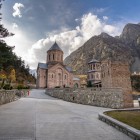 Mănăstire în Defileul Dariali: un complex elegant din piatră, situat între munții impunători ai Caucazului, unde arhitectura sacră și natura sălbatică creează o atmosferă spectaculoasă.