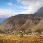 Munții spectaculoși ai Văii Sno, între satul Juta și Pasul Chaukhi din Kazbegi, oferă peisaje alpine impresionante, cu vârfuri mărețe și natură nealterată.
