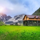 Casă tipică de munte în Juta, la poalele Chaukhebi: situată în pajiști verzi și înconjurată de vârfuri impunătoare, oferă un peisaj autentic și spectaculos în inima Caucazului.