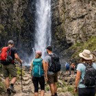Cascada Gveleti, o atracție naturală spectaculoasă în pitorescul sat cu același nume din Caucaz, înaltă de aproximativ 30 de metri, se varsă într-un bazin natural liniștit.