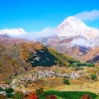 Stepantsminda (Kazbegi) este un sat pitoresc din nordul Georgiei, la poalele impunătorului Munte Kazbek (5.047 m), între văi alpine, case tradiționale și peisaje spectaculoase din Caucaz.