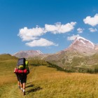 Traseu panoramic printre pajiști aurii și coline line, cu impunătorul Munte Kazbek în fundal. Un trekking în natura sălbatică a Caucazului georgian.