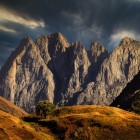 Vârfurile spectaculoase stâncoase ale Muntelui Chaukhebi se înalță printre jocuri de lumină și umbră, dominând peisaje sălbatice din inima Caucazului georgian.