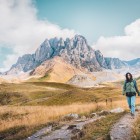 Traseu în valea Juta, în mijlocul naturii neatinse și al munților Caucaz din Kazbegi. Ideal pentru trekking și explorare în Parcul Național.