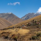 Juta, sat de altitudine din Caucazul georgian, impresionează prin peisaje alpine, tradiții autentice și trasee de trekking printre vârfurile spectaculoase din Kazbegi.