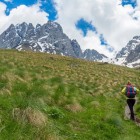 Trekking în Valea Juta, printre pajiști alpine și trasee montane de altitudine, la poalele spectaculosului Masiv Chaukhi, în regiunea Kazbegi, Georgia.