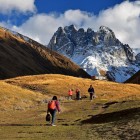 Trekking panoramic în Valea Juta, pe trasee alpine spectaculoase dominate de vârfurile Masivului Chaukhi, în inima spectaculoasă a Caucazului georgian.