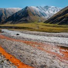 Pârâu bogat în minerale în Valea Truso, unde depunerile de fier colorează solul și creează unul dintre cele mai aparte peisaje ale traseului.