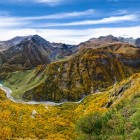 Panoramă asupra Văii Khada, lângă Gudauri, unde versanții modelați de râuri și culmile Caucazului conturează unul dintre cele mai spectaculoase peisaje montane din Georgia.