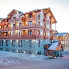 Priveliște asupra Gudauri Inn Hotel, elegant resort montan în stil alpin situat în inima stațiunii Gudauri, ideal pentru sejururi între relaxare și activități outdoor.