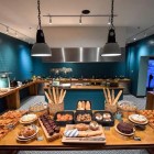 Bufet de mic dejun la Gudauri Inn, cu o selecție variată de produse dulci și sărate, specialități georgiene și opțiuni internaționale pentru un început perfect de zi.
