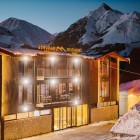 Priveliște asupra Gudauri Inn, resort montan modern înconjurat de vârfurile Marelui Caucaz, ideal pentru sejururi outdoor în orice sezon.