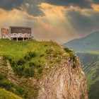 Monumentul Prieteniei Georgiano-Ruse domină defileele din Gudauri dintr-un punct panoramic spectaculos de-a lungul istoricului Drum Militar Georgian.