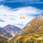 Parapantă printre vârfurile din Gudauri, unde zborul oferă o perspectivă unică asupra munților Caucazului și a panoramelor vaste din Georgia montană.