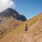 Potecă panoramică spre Pasul Sabertse, printre versanți de mare altitudine și liniștea Caucazului, pe unul dintre cele mai frumoase trasee din zona Kazbegi.