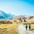 Potecă în Valea Truso spre mănăstirea de maici, printre turnuri vechi de piatră, sate izolate și vaste peisaje ale Caucazului georgian.