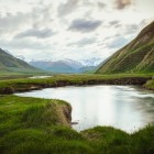 Mic lac alpin în Valea Truso, încadrat de pajiști de altitudine și munții Caucaz, într-unul dintre cele mai liniștite colțuri ale traseului.