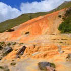 Izvoarele minerale din Gudauri colorează versantul în nuanțe portocalii și depuneri naturale, formând unul dintre cele mai neobișnuite peisaje geotermale din Caucazul georgian.