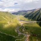 Priveliște panoramică asupra Văii Truso străbătută de râul Tergi, printre spații verzi ample, munții Caucaz și unele dintre cele mai spectaculoase peisaje ale regiunii.