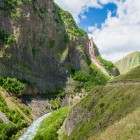 Potecă în Valea Truso spre mănăstirea de maici, printre turnuri vechi de piatră, sate izolate și vaste peisaje ale Caucazului georgian.