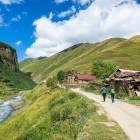 Trekking prin Defileul Truso printre sate vechi, râu de munte și coline verzi line ce însoțesc traseul în Caucazul georgian.