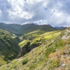 Potecă prin văile verzi din Gergeti spre Pasul Sabertse, un traseu panoramic ce traversează peisaje deschise și liniștite în inima Caucazului.