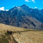 Drumeți pe traseul către Pasul Sabertse, printre vaste peisaje alpine din Kazbegi și priveliști spectaculoase asupra munților Caucaz.
