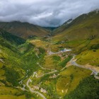 Potecă în coborâre spre Kvesheti, printre văi largi, serpentine montane și peisaje caucaziene ce însoțesc întoarcerea din Valea Khada.