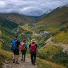 Drumeți pe poteca ce coboară spre Kvesheti, printre văi deschise și munții Caucazului care însoțesc traseul către valea georgiană.