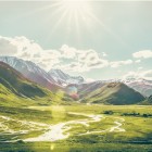 Priveliște amplă asupra Văii Truso, unde râurile întrepătrunse, pajiștile alpine și munții Caucaz creează unul dintre cele mai sugestive peisaje ale Georgiei.