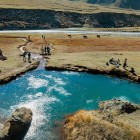 Izvor termal natural în Valea Truso, una dintre atracțiile cele mai caracteristice ale traseului, între ape minerale și peisaje deschise ale Caucazului.