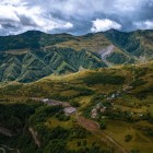 Priveliște asupra satului Kvesheti, mică așezare montană aflată între văi verzi și culmile Caucazului, de-a lungul istoricului Drum Militar Georgian.