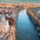 Biserica Metekhi domină râul Kura de pe un pinten stâncos din inima orașului Tbilisi, oferind una dintre cele mai sugestive priveliști asupra orașului vechi și a panoramei urbane.