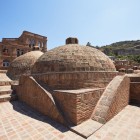Caracteristicele cupole din cărămidă ale Băilor Sulfuroase din Tbilisi se ridică din cartierul istoric Abanotubani, simbol al vechii tradiții termale a capitalei Georgiei.