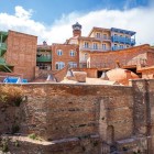 Celebrele Băi Sulfuroase din Tbilisi, cu domurile lor din cărămidă și atmosfera atemporală, dezvăluie sufletul cel mai autentic și istoric al capitalei Georgiei.
