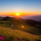 Răsărit în lanțul muntos Meskheti din Georgia, lângă Muntele Zegari. Văile se deschid între reliefuri line și natură vastă, într-un peisaj liniștit.