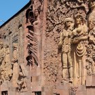 Detalii ale bazarului local din orașul vechi Kutaisi, cu basoreliefuri sculptate ce redau scene tradiționale și decorațiuni ce reflectă istoria locului.