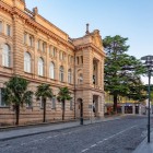 Clădire istorică pe Empty Street din Kutaisi, cu fațadă în stil clasic, arcade elegante și detalii rafinate. Un exemplu armonios de arhitectură urbană locală.